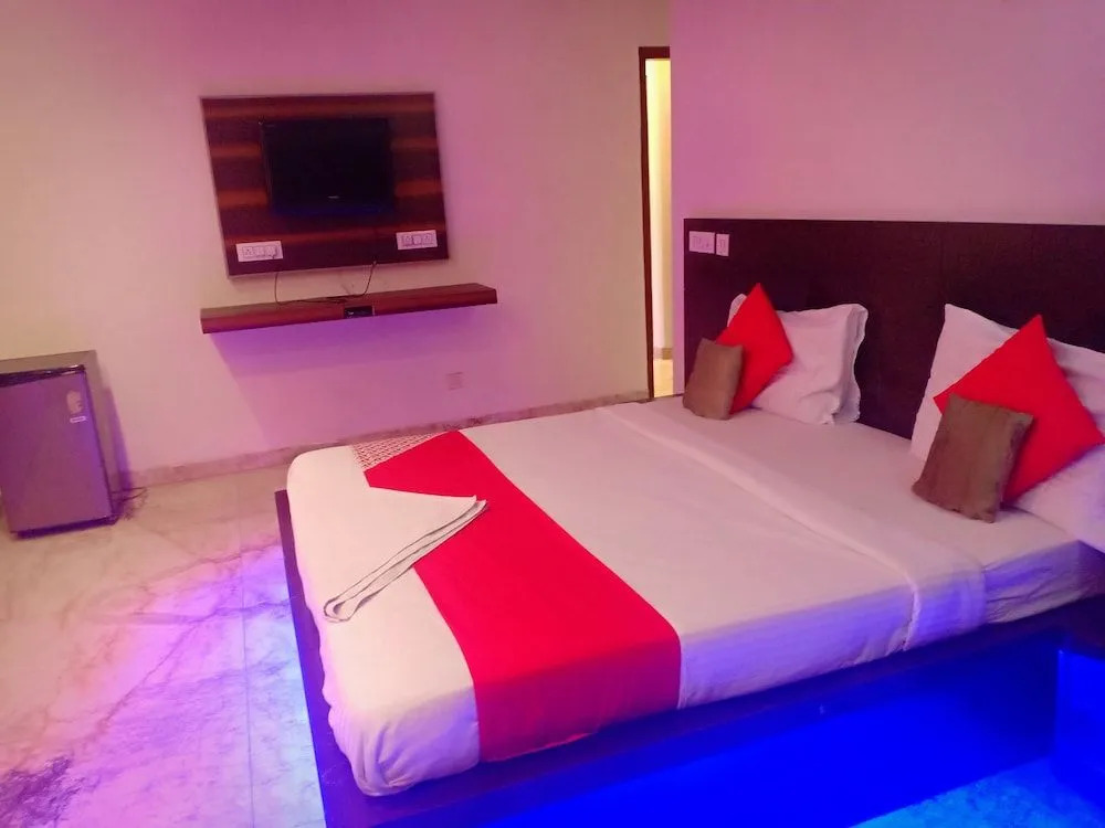 Hotel The INFINTY NEAR DELHI AIRPORT Breakfast,Dinner Include