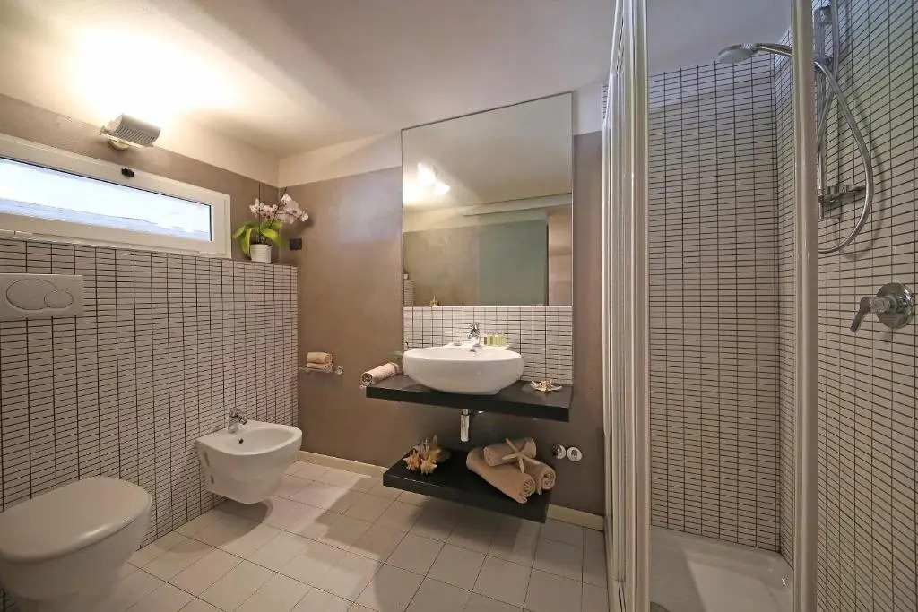 Villa Luna Stunning Modern Villa Shared Infinity Pool, Big garden, Fantastic lake view,AC