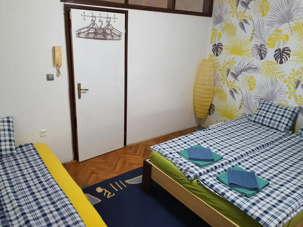 Apartman Yellow House