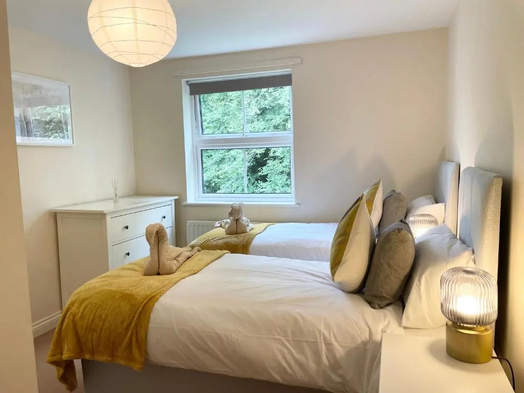 BEST PRICE - AMAZING 2 Bed 2 Bath - 4 Singles or Super King beds, 10 min walk to city centre, Smart Tv, Ensuite, Balcony, FREE PARKING