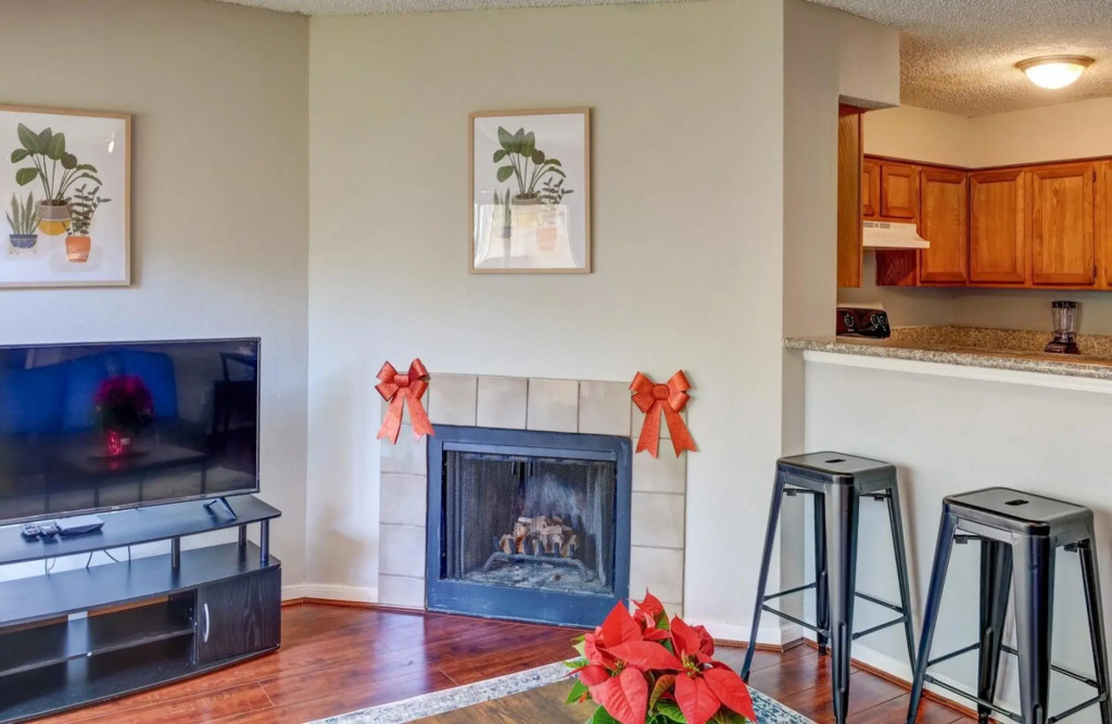 Lovely 2 BR, 1 ba condo near Medcenter