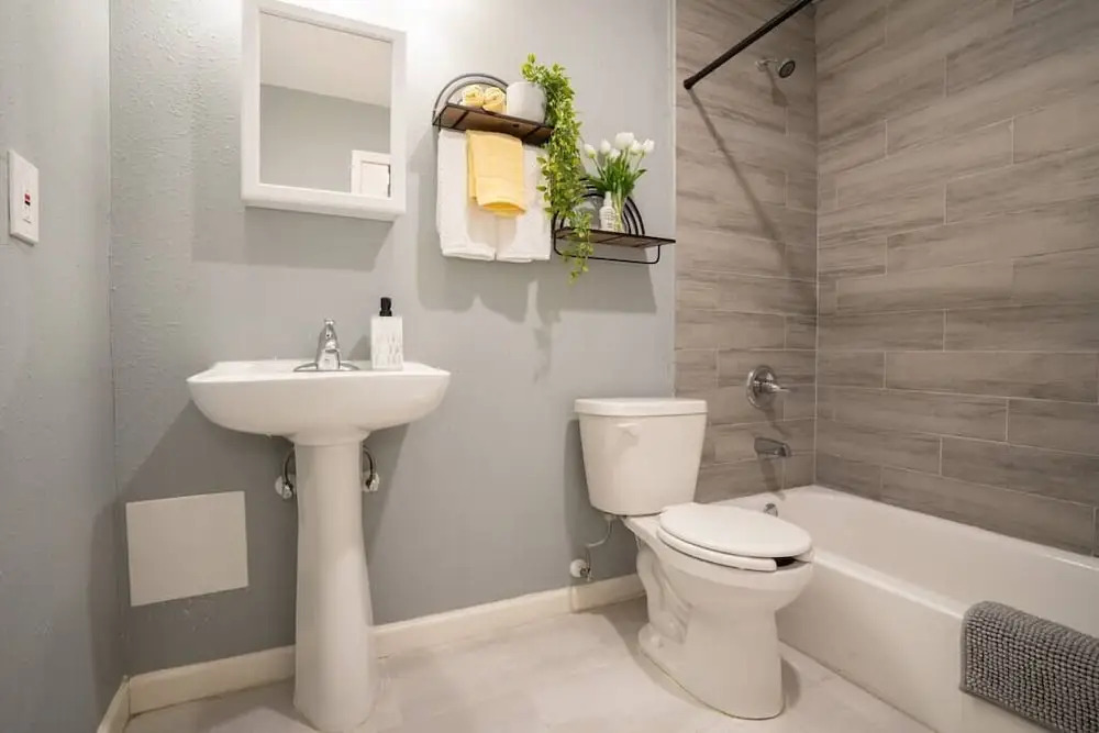 King Bed Retreat Fast Wifi Gated Complex