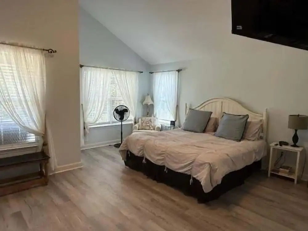 Gone To The Beach 4 Bedroom Home by RedAwning