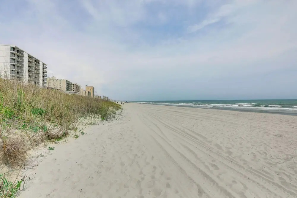 1 Mi to Barefoot Landing: Condo w/ Pool Access!