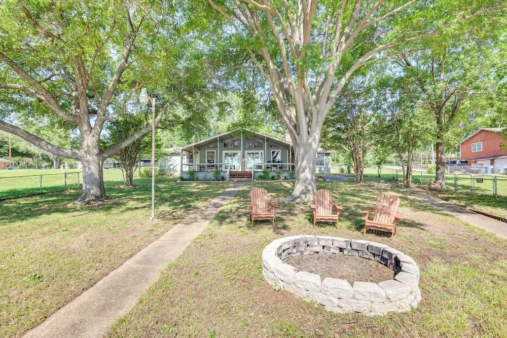 Yard, Deck & Fire Pit: Cedar Creek Reservoir Gem