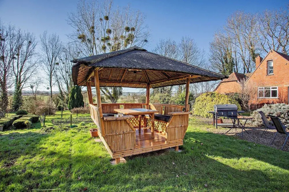 Old School House-2 Bedroom-sleeps 6-large Garden