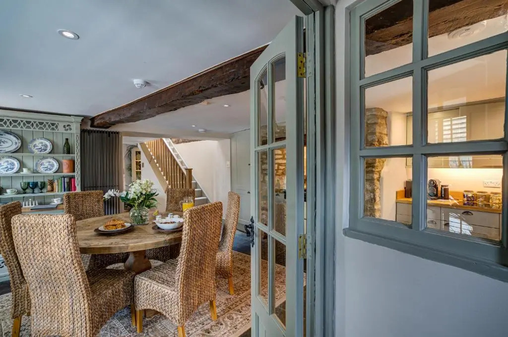 Chic Georgian town house in Cotswold town centre