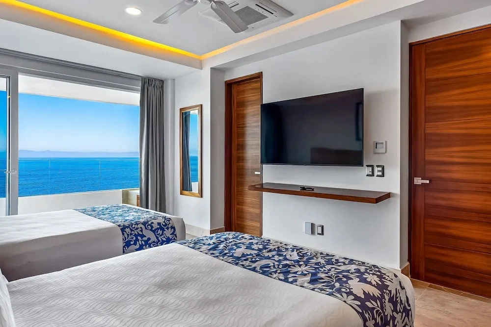 Stunning Oceanfront Apartment With Breathtaking Views and Luxurious Amenities