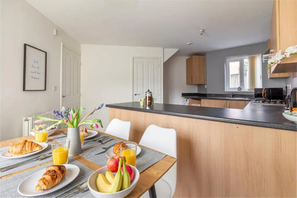 Liberty House - Perfect for Contractors - 2 Off-Road Parking Spaces
