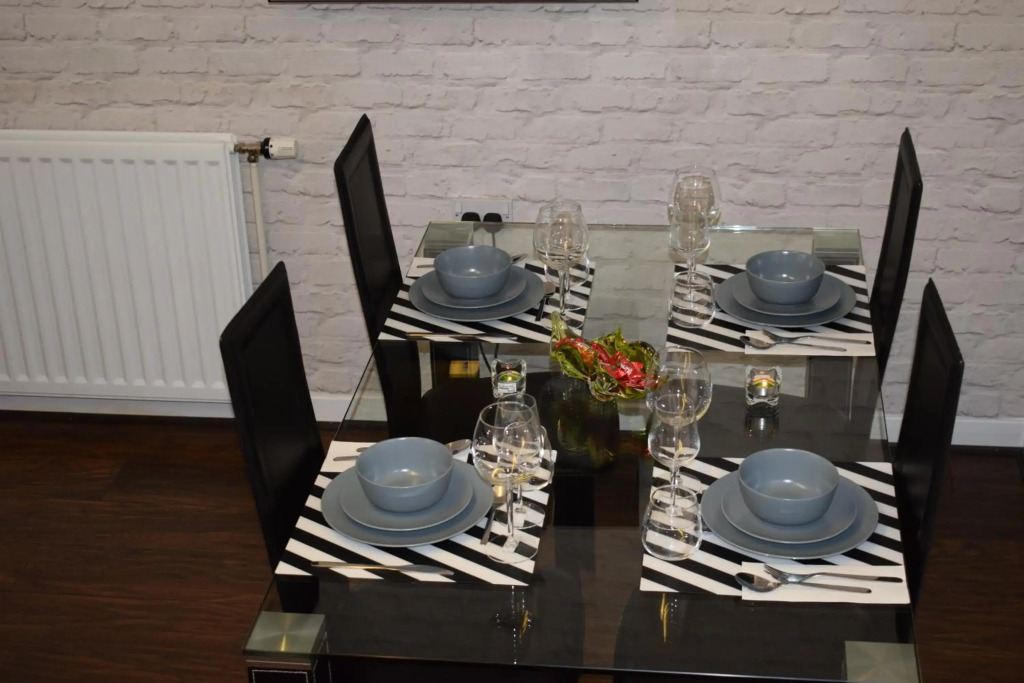 Silverburn new house with free parking and nice garden