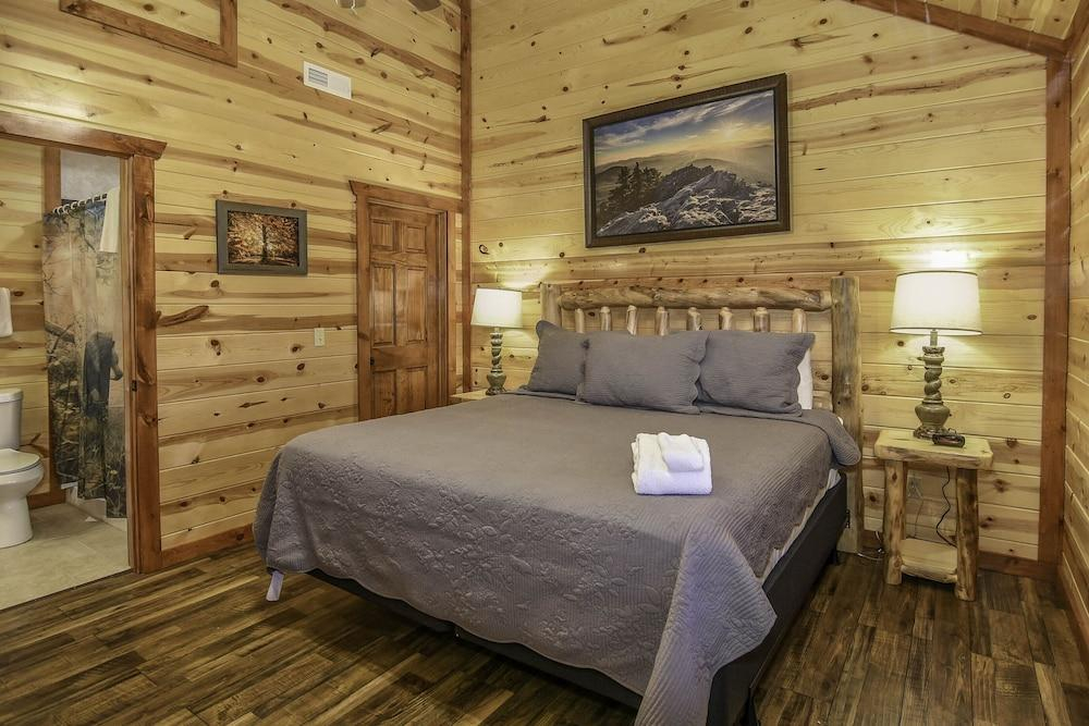 SmokyStays Indoor Heated Pool Cabin