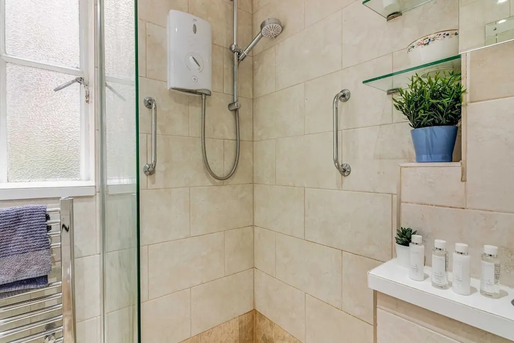 Stylish Chiswick Park Apartment