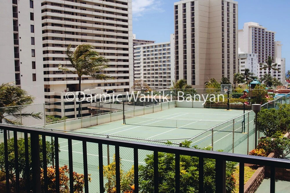 2-0710 Waikiki Banyan