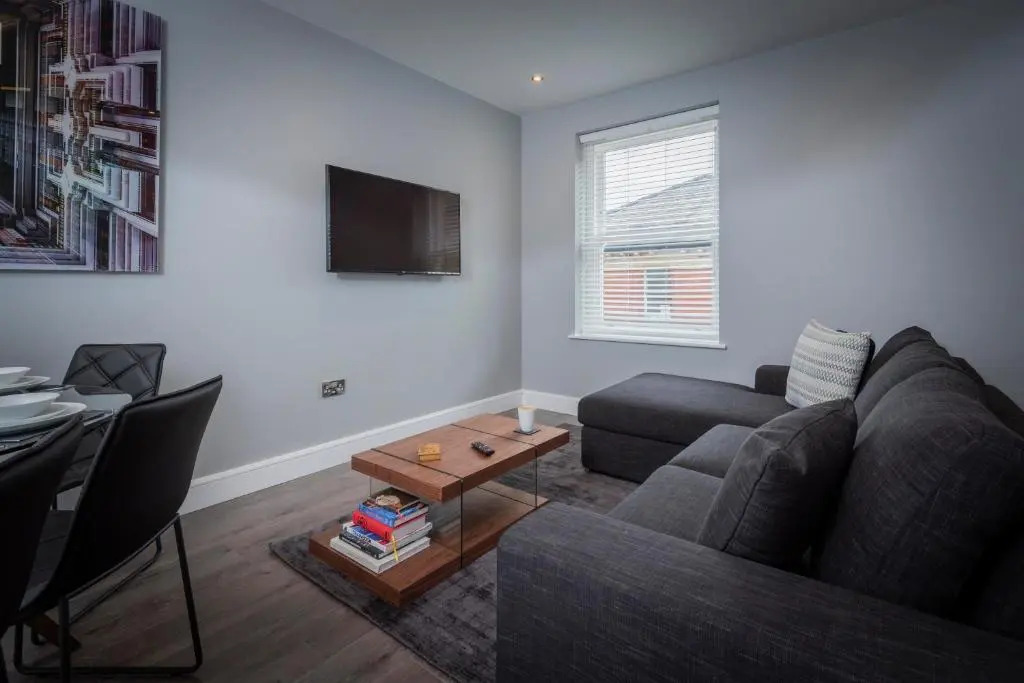 Gordon Moon Suites Bolton Centre Apartments
