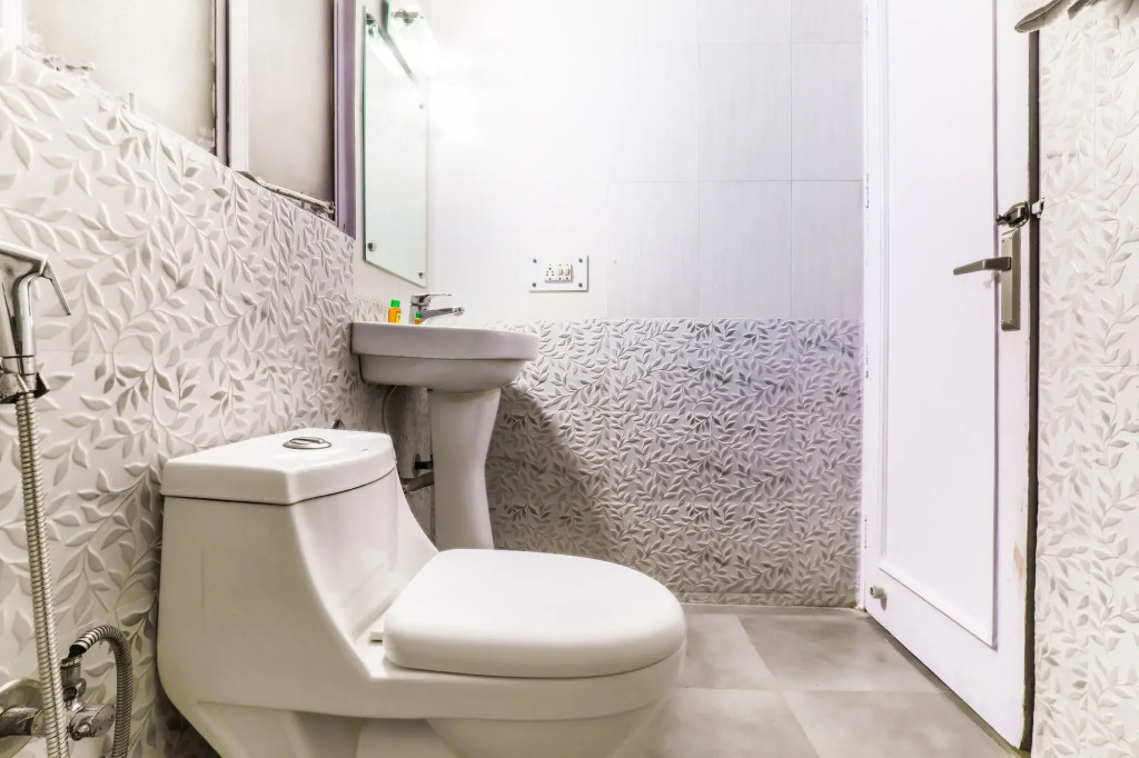 Via Hemkunt Mansion - Nr Noida Sector-15 Metro