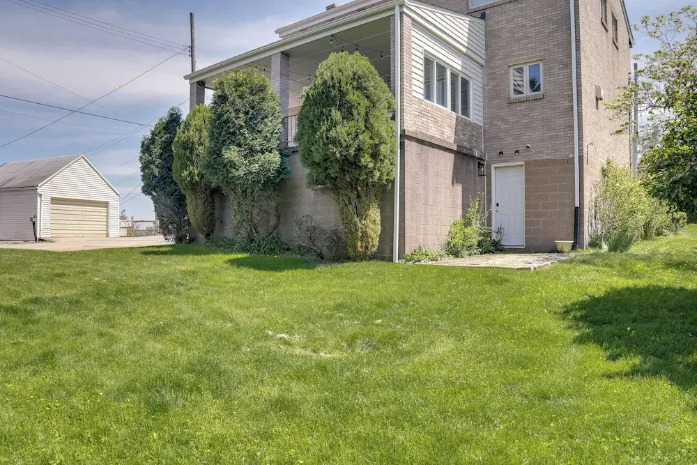 3 Mi to Downtown: Pittsburgh Home w/ Balcony!