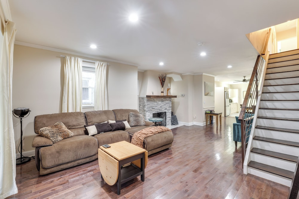 Pet Friendly! 3-story Home Near Lincoln Financial