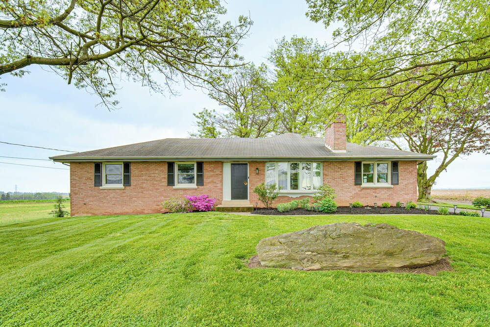 3 Mi to Dutch Wonderland: Serene Home w/ Deck