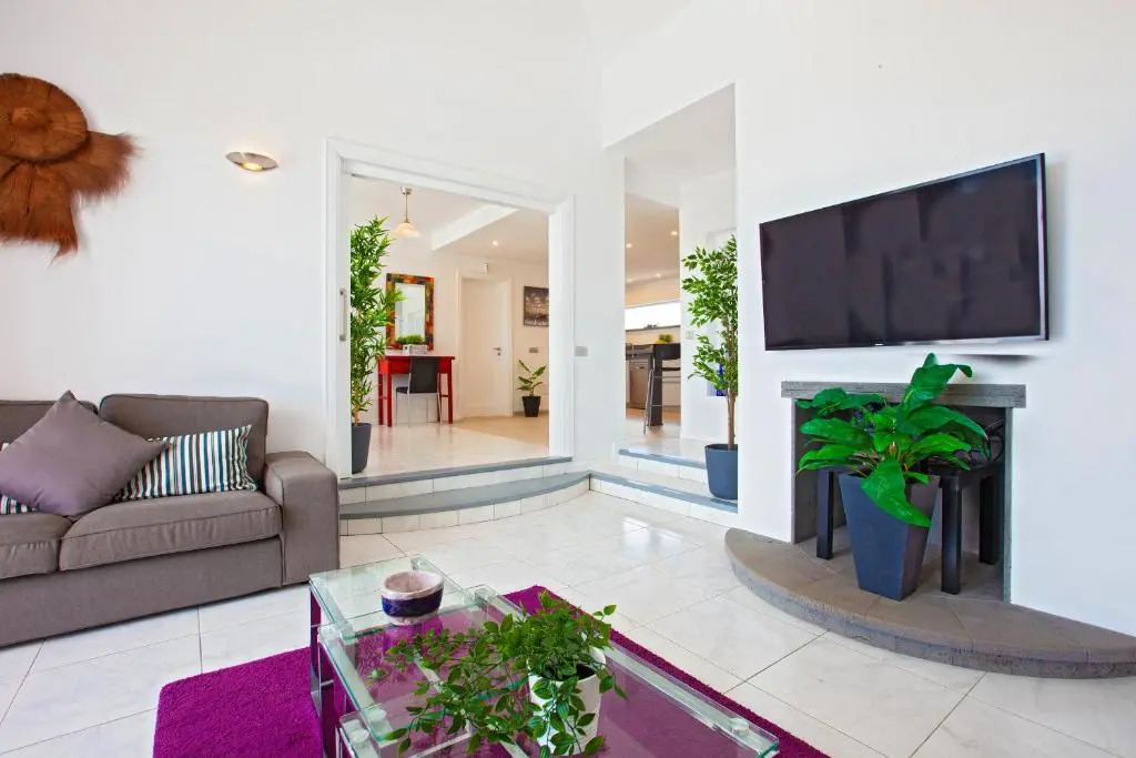 Villa Quiquere - great 4 bedroom Puerto Calero villa with heated pool hot-tub