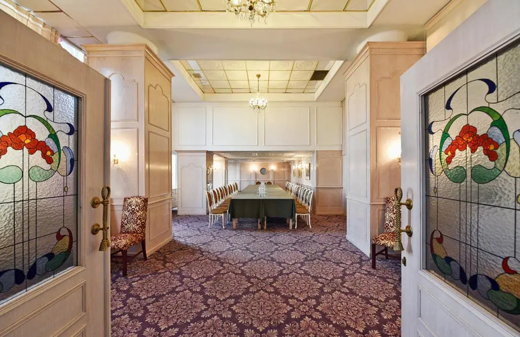 Готель Дніпро Dnipro Hotel