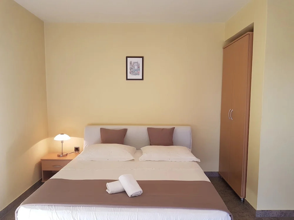 Apartments and Rooms Slavica