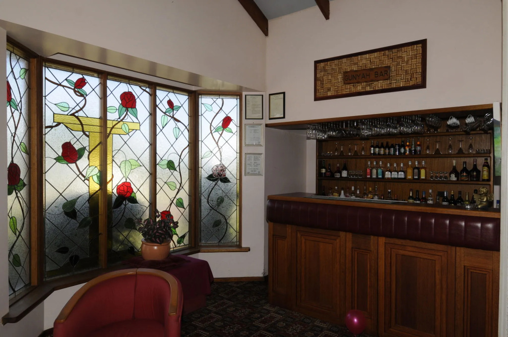 McNevins Warwick Motel