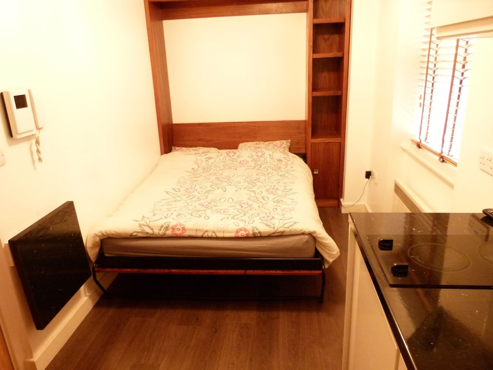 SS Property Hub – City of London Studio Apartment 10