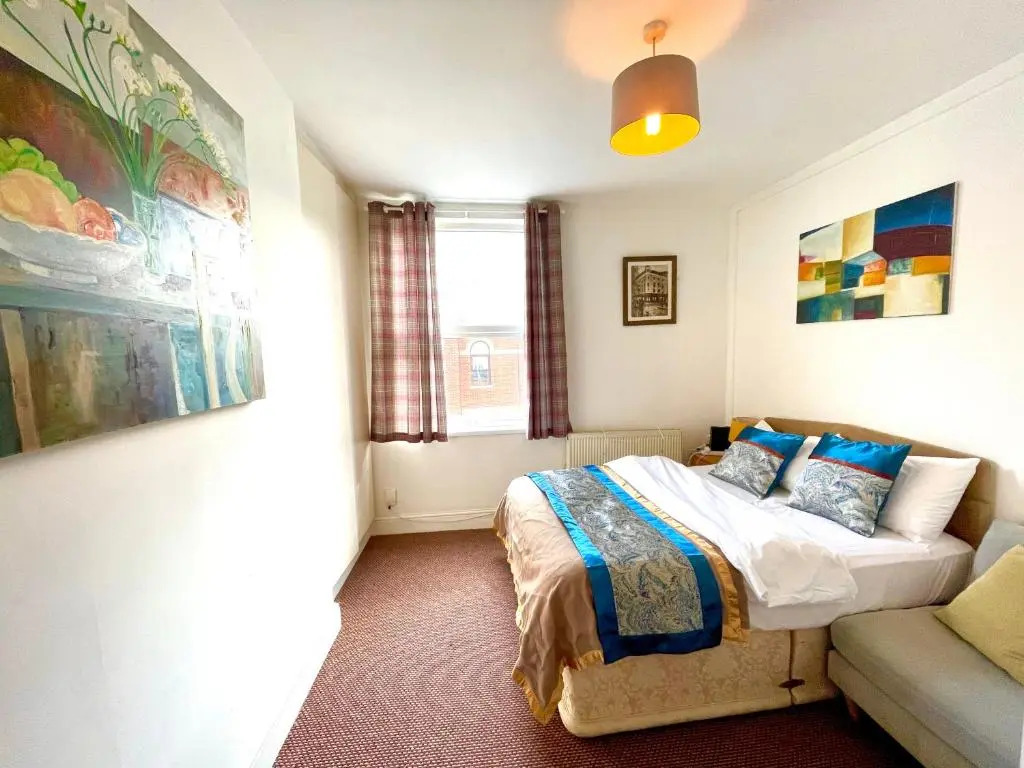 4 bedroomed maisonette in City Centre, near Barbican & Seafront