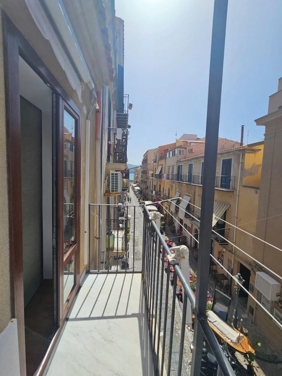 Un Balcone su Via Bordonaro
