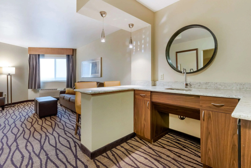 Comfort Inn & Suites Market - Airport