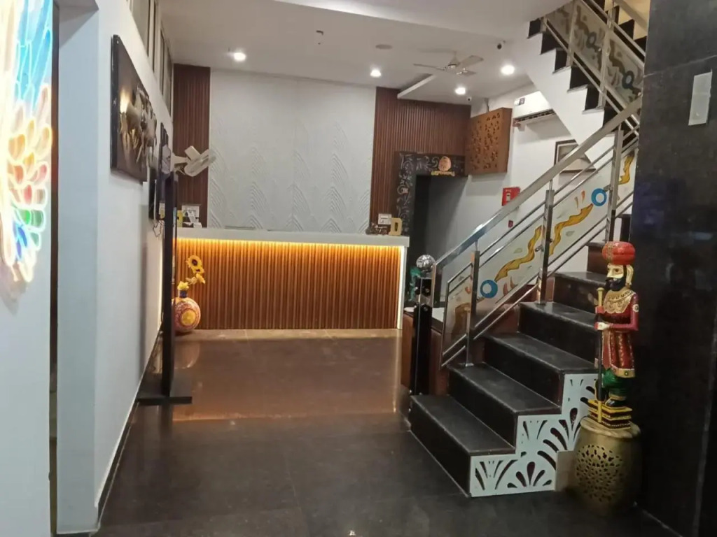 OYO 22115 Hotel D Plaza