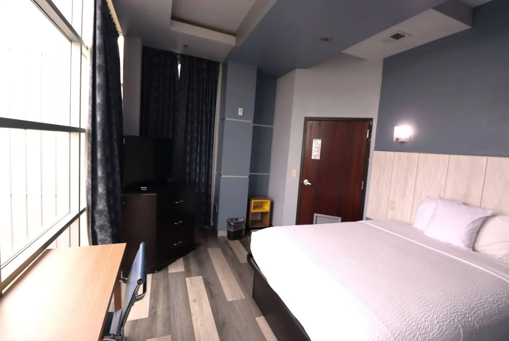 Days Inn & Suites by Wyndham Milwaukee