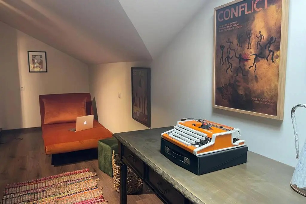 Writer's Loft w/ workspace-get inspired by comfort