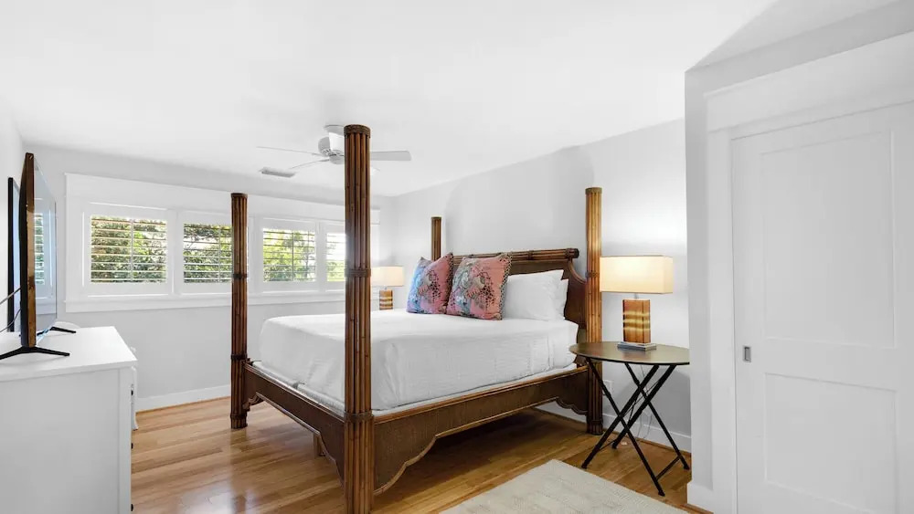 Spacious 3b/3b, Sleeps 6, Lakeview, Beach Access!