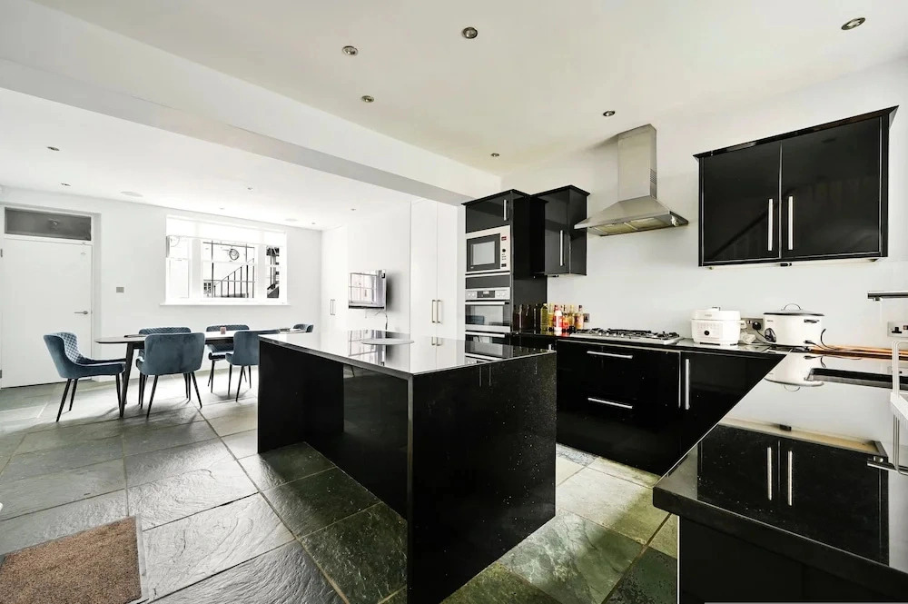 5 Beds House - 5 Mins to Victoria Station