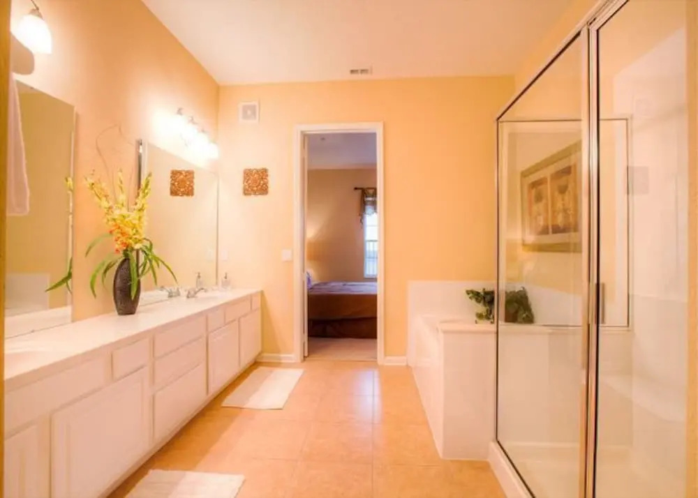 Top-Floor Luxurious LAKEVIEW Condo