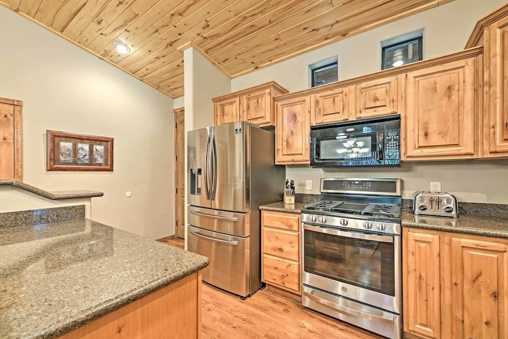 < 1 Mi to Torreon Golf Club: Show Low Condo