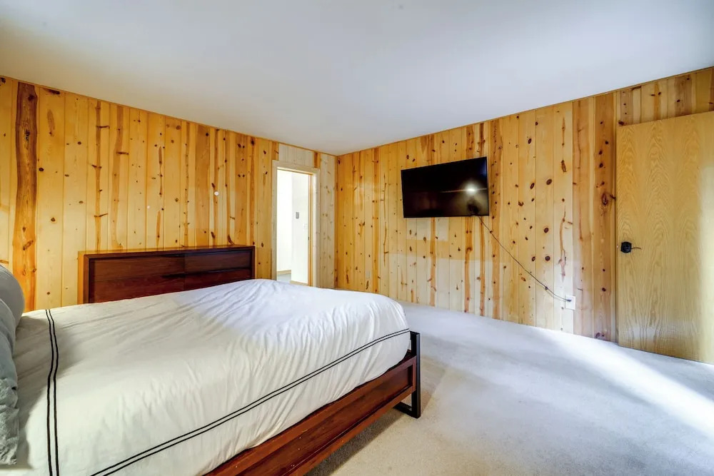 5 Mi to Donner Lake: Cabin w/ Deck + Pool Access!