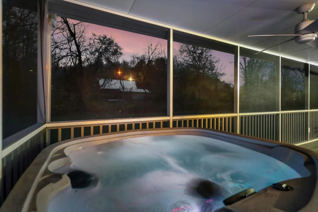1 Mile to Pkwy Pets Hot Tub Creekside Porch