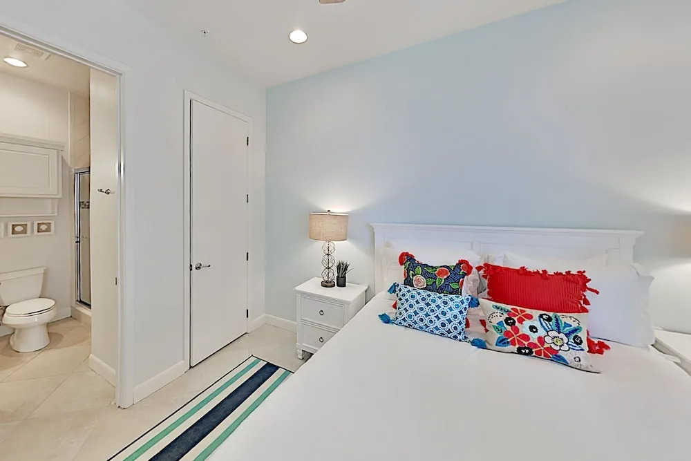 Modern Las Olas - Ocean Views, Pool & Tennis 3 Bedroom Condo