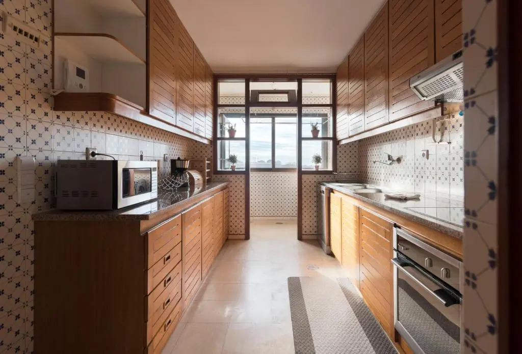 LovelyStay - Charming 3BR Flat w/ Free Parking in Devesas