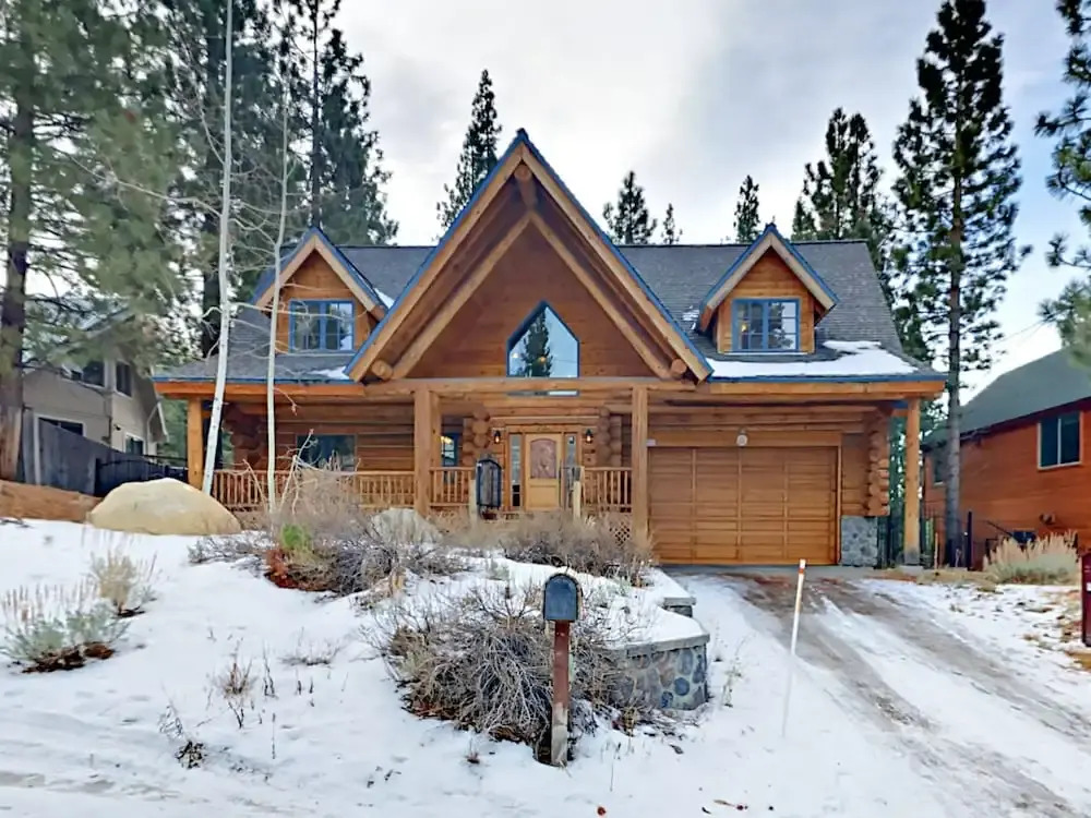 3BR Custom Handmade Log Home by RedAwning