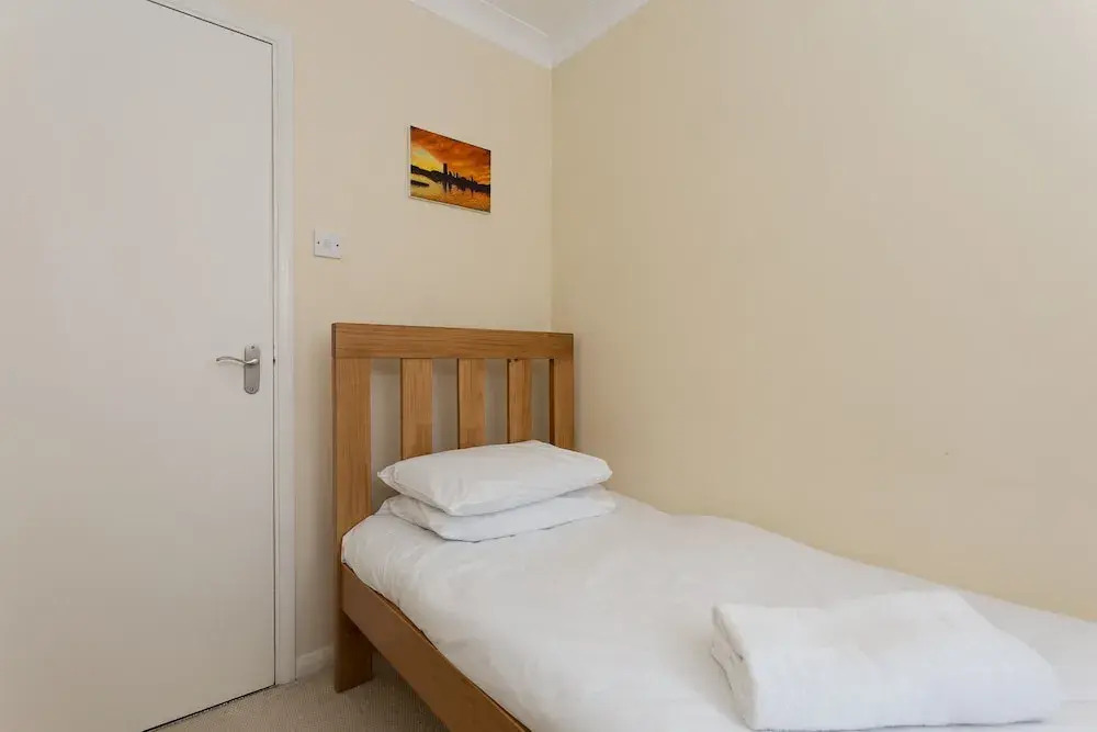 2 Bedroom House Near Wapping Station