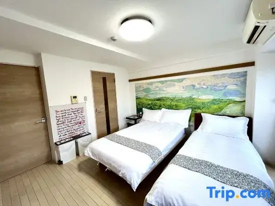 Osaka Kansai Airport 2 mins Tengachaya Station/2 stops from Namba. USJ about 25 mins.Twin beds.