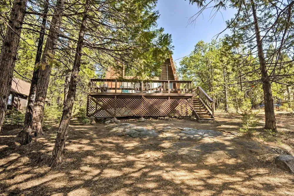 Charming Pinecrest Cabin w/ Private Deck