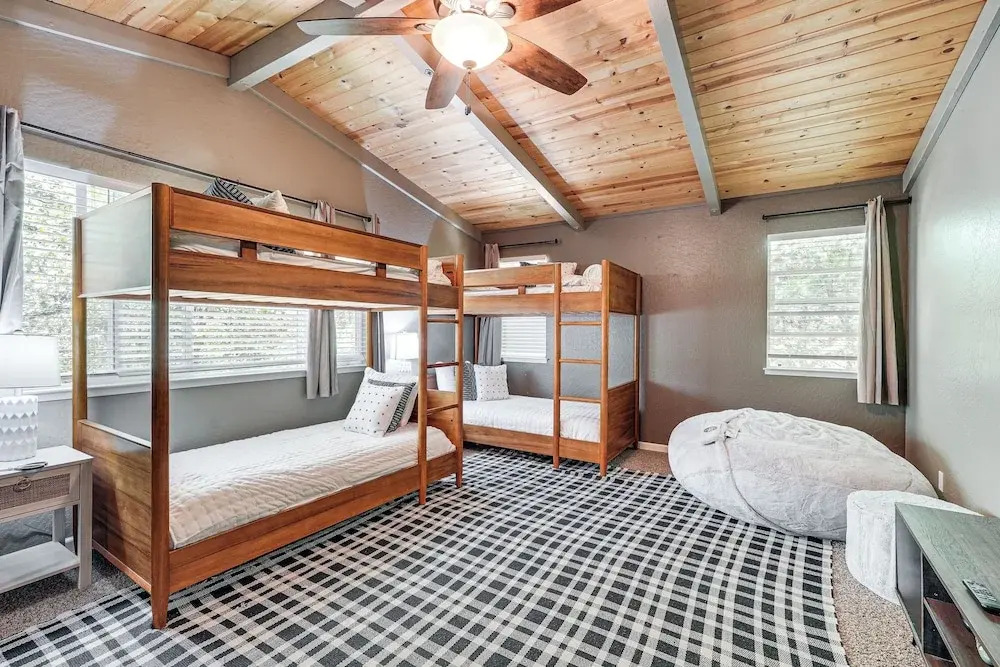 Arnold Family Cabin w/ Hot Tub, Arcade & Deck