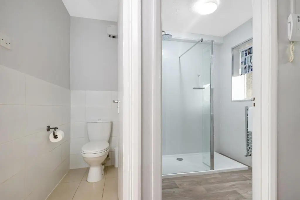 Surbiton modern 2 bedroom flat with parking