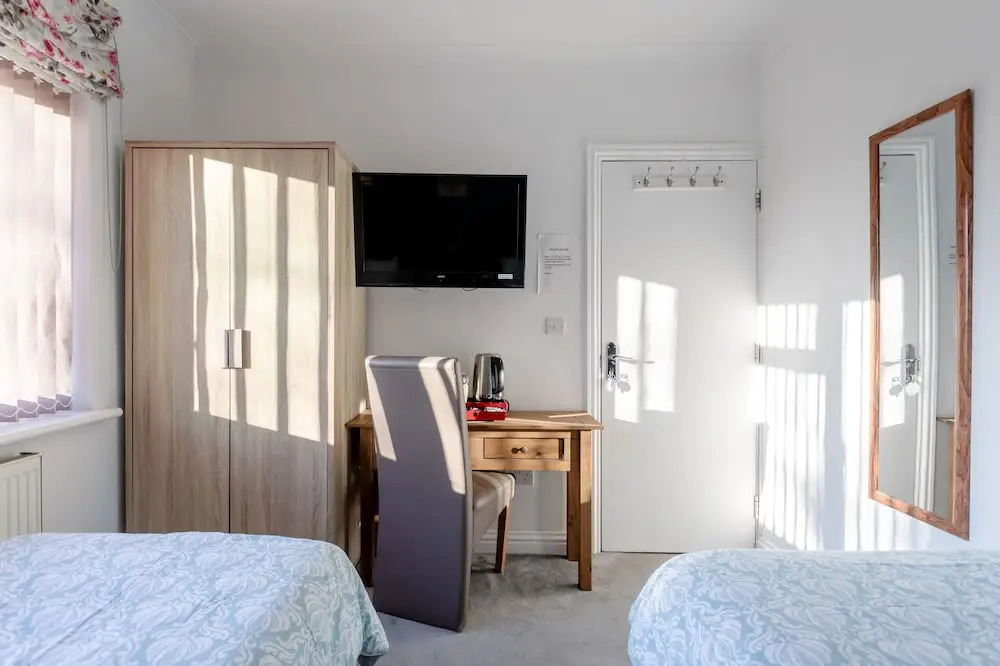 Apple House Wembley Twin Room shared bathroom