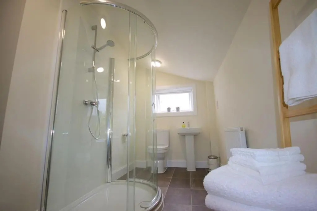 Rossmay House - 4 Bedroom Scottish Villa with waterfront / mountain views