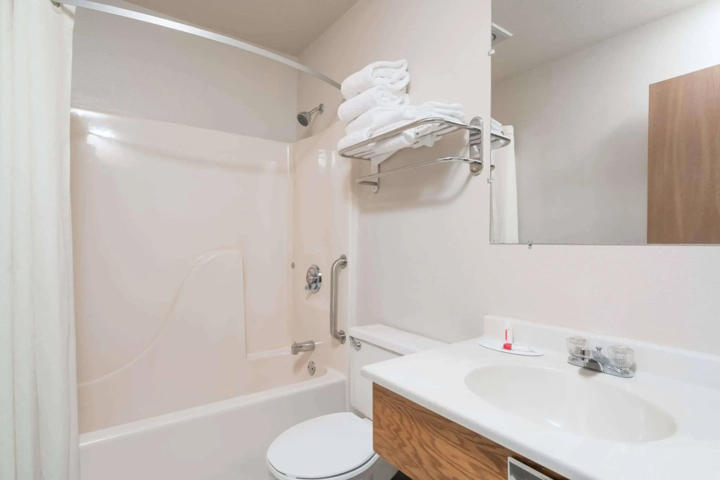 AmeriVu Inn and Suites Shawano WI